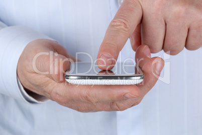 Senior Businessman benutzt ein Smartphone