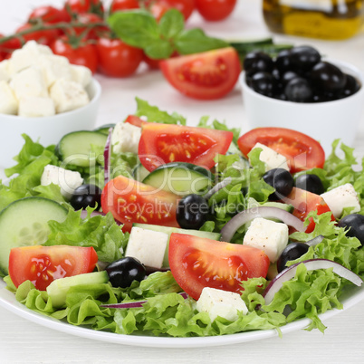 Griechischer Salat auf Teller mit Zutaten wie Tomaten, Feta Käs