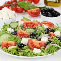 Griechischer Salat auf Teller mit Zutaten wie Tomaten, Feta Käs