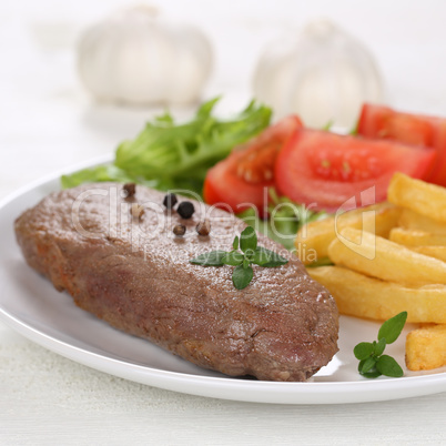 Steak Rindfleisch Gericht mit Pommes, Gemüse und Salat auf Tell