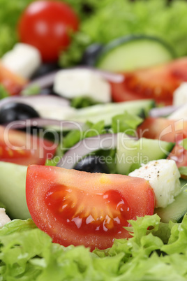 Griechischer Salat mit Tomaten, Feta Käse und Oliven mit Textfr