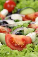 Griechischer Salat mit Tomaten, Feta Käse und Oliven mit Textfr
