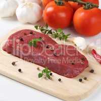 Rohes Rindfleisch Fleisch auf Küchenbrett