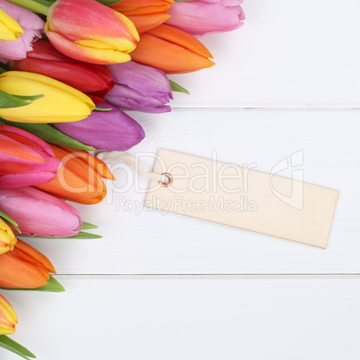 Tulpen Blumen im Frühling oder Muttertag mit leerer Karte auf H