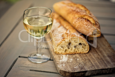 Baguette und Weisswein