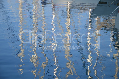 Masten spiegeln sich im Hafenbecken