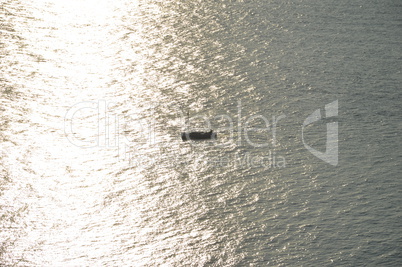 Fischerboot im Gegenlicht