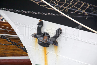 Bug eines Segelschiffs im Hafen von Kiel, Deutschland