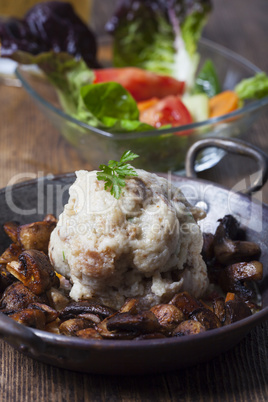 Semmelknödel mit Pilzsauce