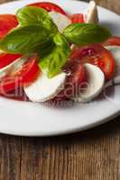 italienische Insalada Caprese auf einem Teller