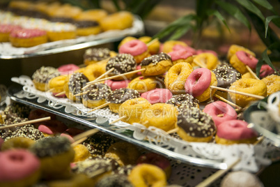 Donuts und Quarkbällchen auf Buffet