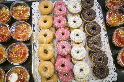 Donuts und Quarkbällchen auf Buffet