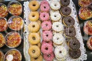 Donuts und Quarkbällchen auf Buffet