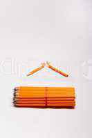 gelbe Bleistifte und ein gebrochener Bleistift