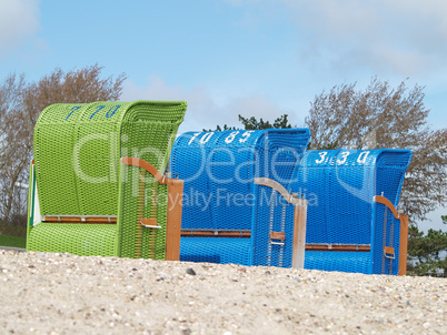 Strandkörbe am Nordseestrand vor den Halligen