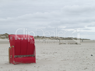 roter Strandkorb am Strand