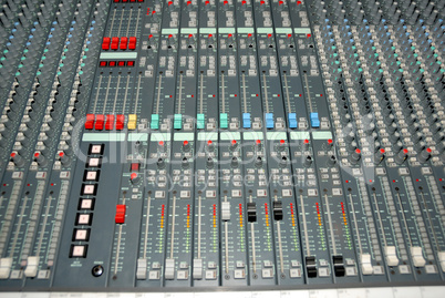 Sound mixing console