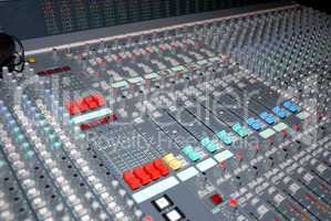 Sound mixing console