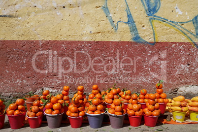 Mandarinen und gelbe Mangos - Strassenverkauf in Mexiko -