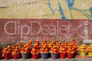 Mandarinen und gelbe Mangos - Strassenverkauf in Mexiko -