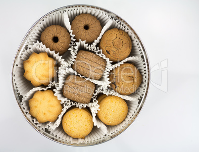 Verschiedene Sorten Kekse in einer Blechdose