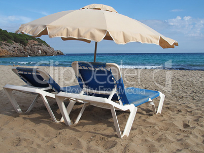Strandliegen mit Sonnenschirm, Cala Nova, Ibiza