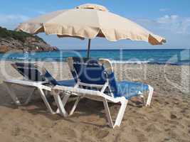 Strandliegen mit Sonnenschirm, Cala Nova, Ibiza