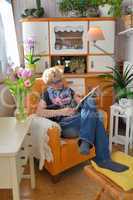 Frau zu Hause Lesen Sessel