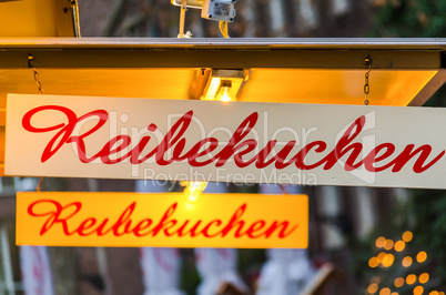 Schild Aufschrift Reibekuchen