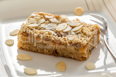 Apfelkuchen mit Mandeln und Aprikosenmarmelade