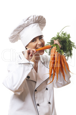Köchin mit frischen Karotten auf weiß