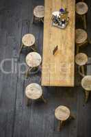 Hocker im Restaurant mit Holztisch von oben