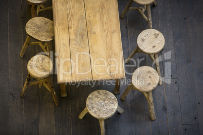 Hocker im Restaurant mit Holztisch von oben
