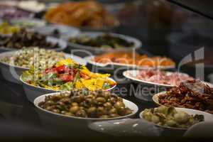Antipasti Buffet mit Gemüse, Schinken und Lachs