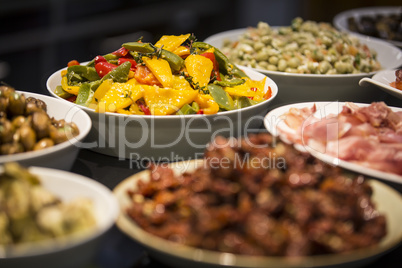 Antipasti im Restaurant mit bunter Paprika