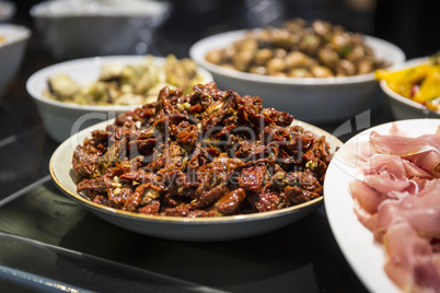 Antipasti im Restaurant mit eingelegten Tomaten