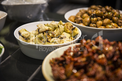 Antipasti im Restaurant mit Artischocken