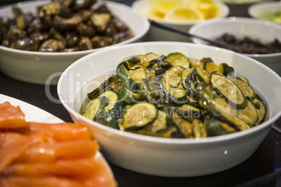 Antipasti im Restaurant mit Zucchini und Lachs