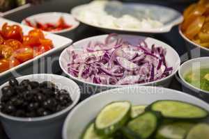 Kochzutaten Rote Zwiebel, Oliven, Gurken und Tomaten