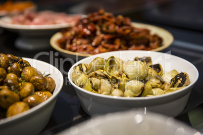 Antipasti im Restaurant mit Artischocken