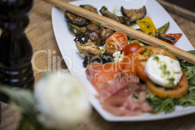 Vorspeisenteller im Restaurant mit italienischer Antipasti und Tischdekoration