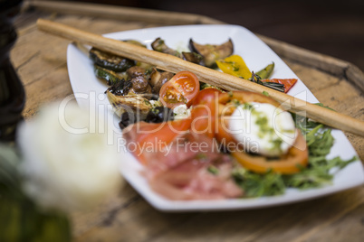 Vorspeisenteller im Restaurant mit italienischer Antipasti und Tischdekoration