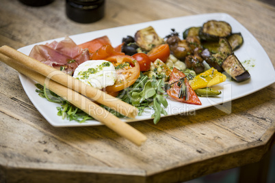 Vorspeisenteller im Restaurant mit italienischer Antipasti und Tischdekoration