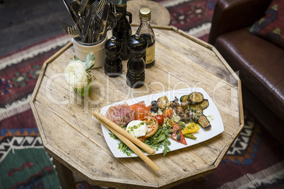 Vorspeisenteller im Restaurant mit italienischer Antipasti und Tischdekoration