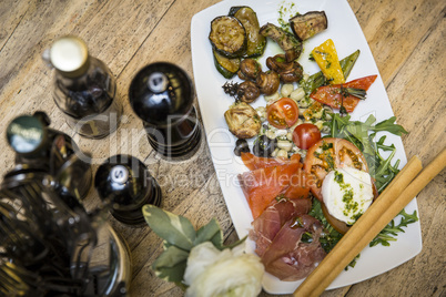 Vorspeisenteller im Restaurant mit italienischer Antipasti und Tischdekoration