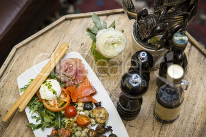Vorspeisenteller im Restaurant mit italienischer Antipasti und Tischdekoration