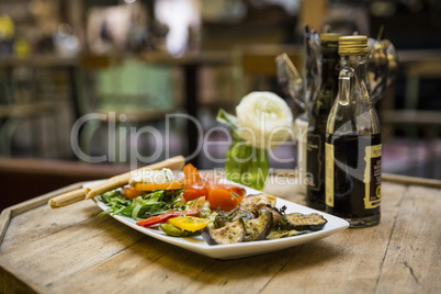 Vorspeisenteller im Restaurant mit italienischer Antipasti und Tischdekoration