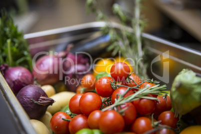 Korb mit Gemüse (Tomaten, Zwiebel, Paprika, Kräuter…)