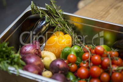 Korb mit Gemüse (Tomaten, Zwiebel, Paprika, Kräuter…)