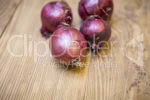 Haufen mit Roten Zwiebeln auf Holzplatte